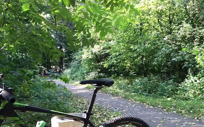 Extremalchiki: Masturbation sur un banc dans un city park