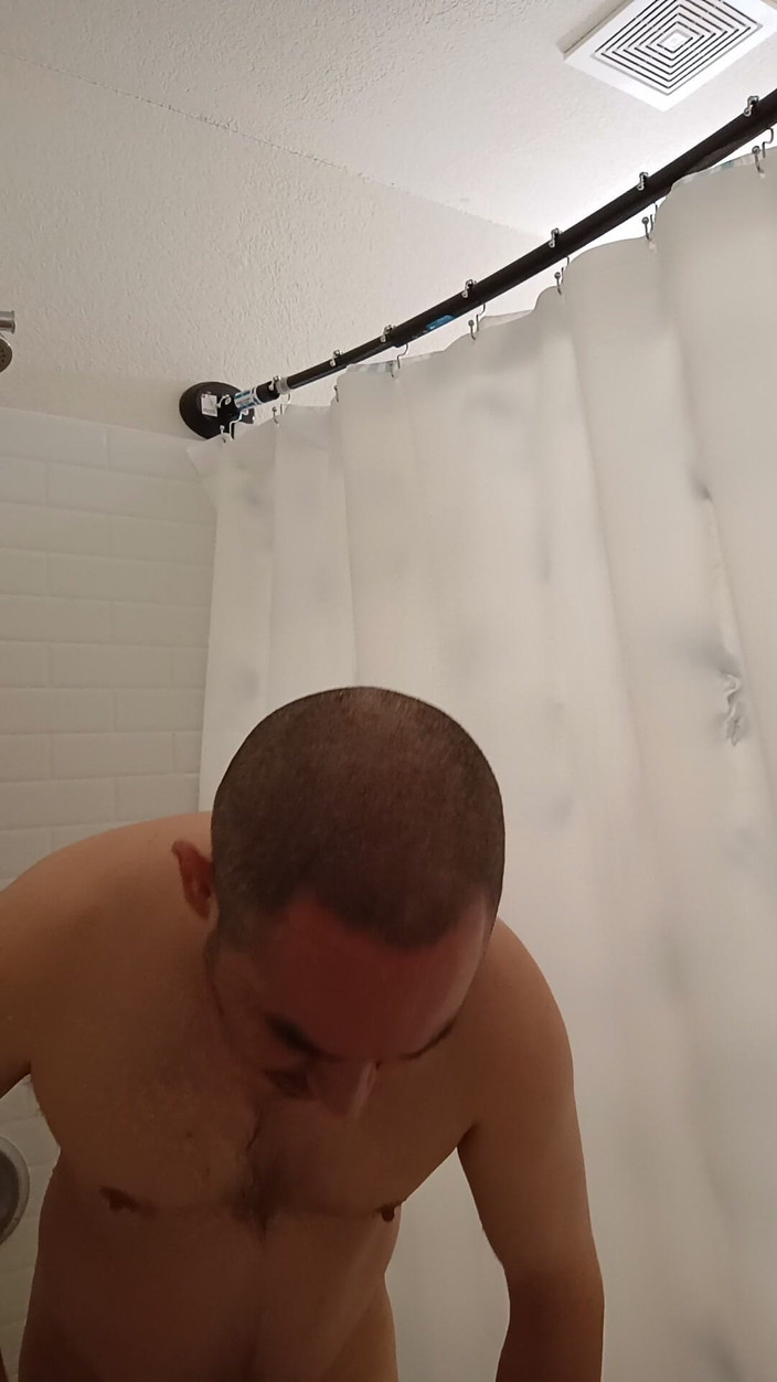 Brandon Lee: Mandi dan bersiap-siap.