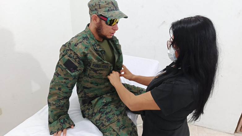 NEGRITA SEXY: Doktor smyslně tápe vojáka v kanceláři lékaře Během konzultace