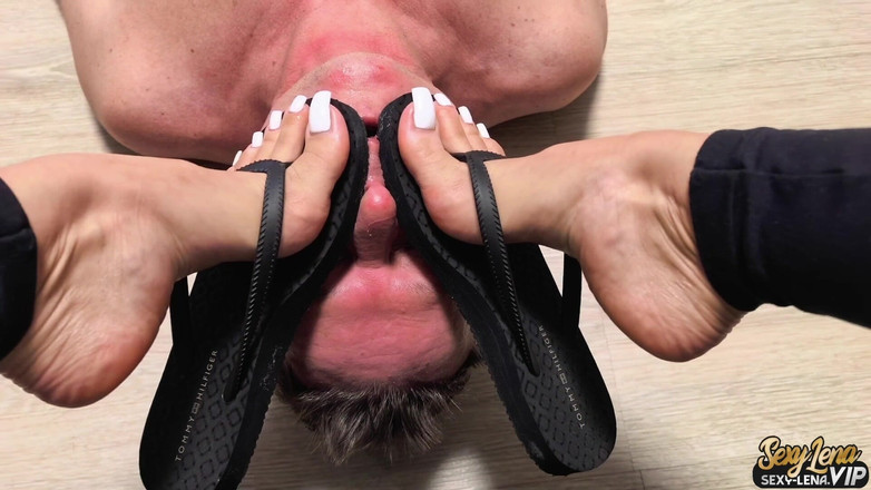 Goddess Lena: Sandal Jepit Dan Lolipop Kaki