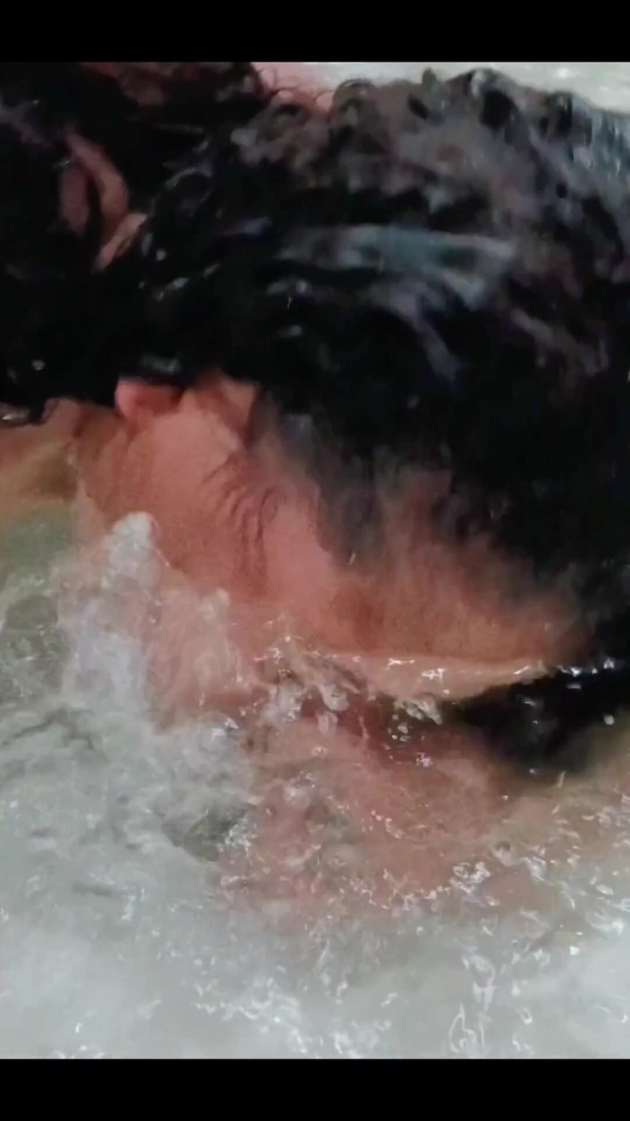 anabel693: Ana je šílená pod vodou, jsou slyšet velké zvuky