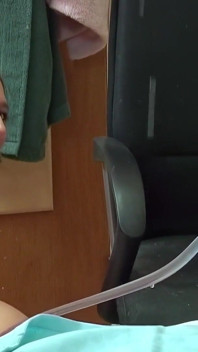 Lesbian berpakaian jala dengan mainan dubur besar dan permainan kencing
