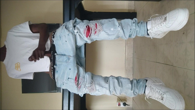 Gay black steel Africa: Une black avec une énorme bite en streetwear se branle et...