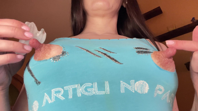 Kristi Ren: Buz büyük meme uçlarımı daha da büyütüyor