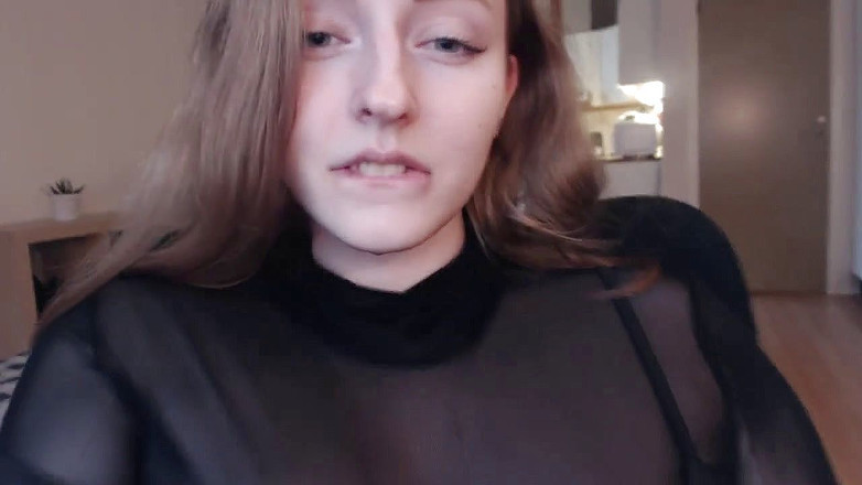 KissMyHips: 有光泽的嘴唇吮吸手指，吐痰和口水在乳沟上