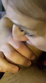 영화를 보고 자지를 빨아주는 미녀