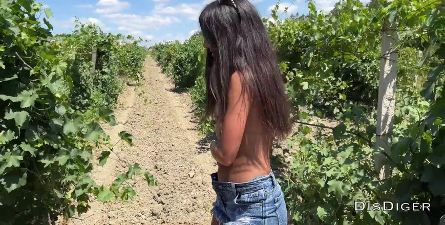 Dis Diger: 農場で尻を犯された恥知らずな女の子を捕まえて罰せられた