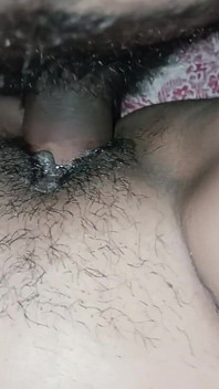 La première fois d’une femme timide devant la caméra - vrai couple amateur, POV