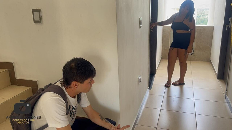 Angela Palvin: 我的大屁股邻居让我在她家住宿，并借此机会狠狠地操我并让我射精。