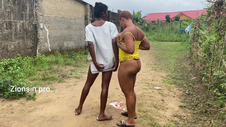 Zion: 的非洲青少年在光天化日下展示她们的屁股