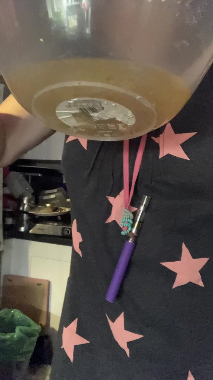 Pissing Paradise: Mutfak miks kasesine işerken çıplak hikaye anlatma ile küçük bayan dehd...