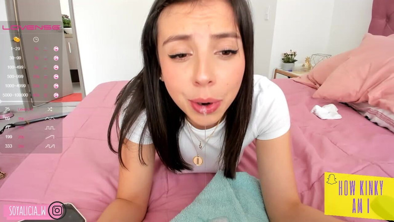 Cute Alice: Симпатичная Алиса стоит на коленях перед тобой, ее лицо поклоняется твоему члену, делает вам быстрый минет, и принимает всю твою сперму в ее маленький рот.