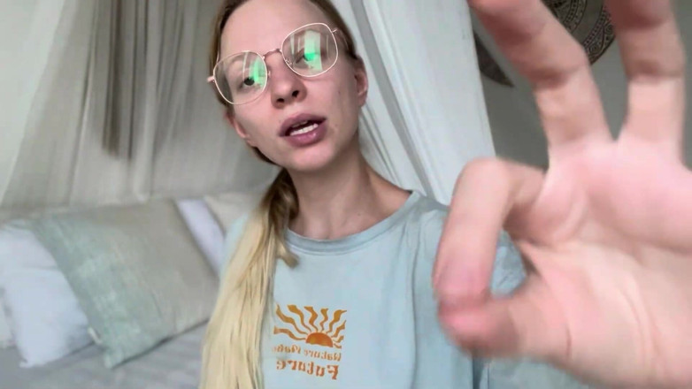 Goddess_Bella_Rae: Mama vitregă te consideră băiat bun - Asmr