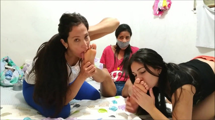 Selfgags Latina Bondage: マリアの臭い足を掃除!