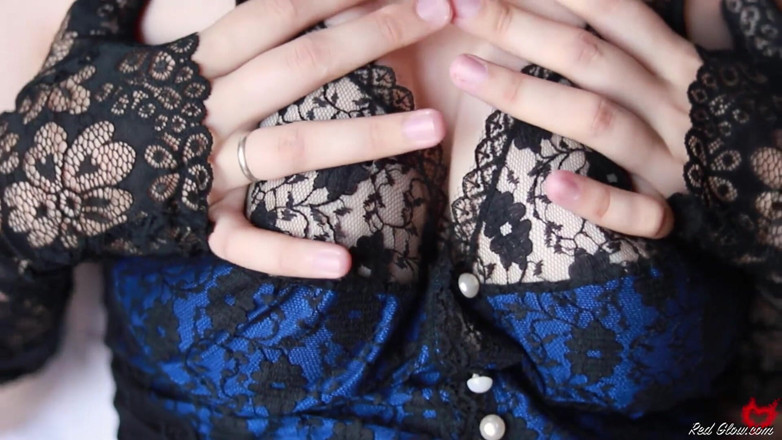 Red Glow: Cewek cantik bermain dengan sumbat anal dan mengisap kontol - muncrat...
