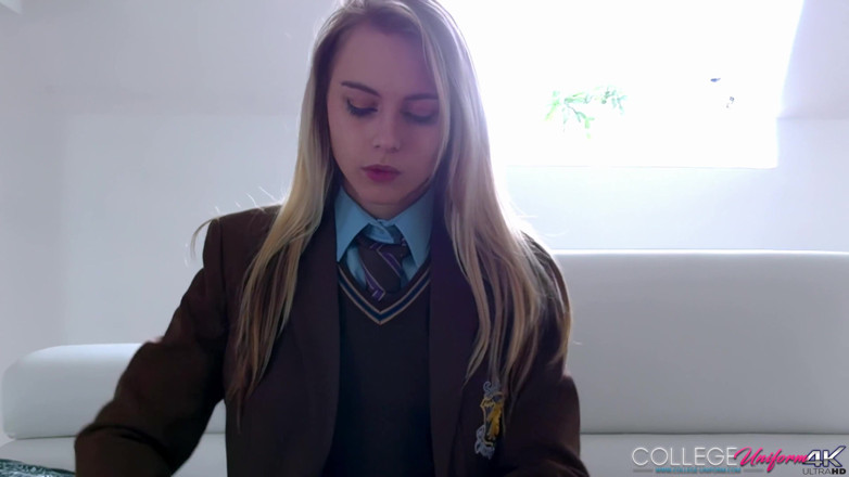 College Uniform: รักบนโซฟา นำแสดงโดย Chloe Toy