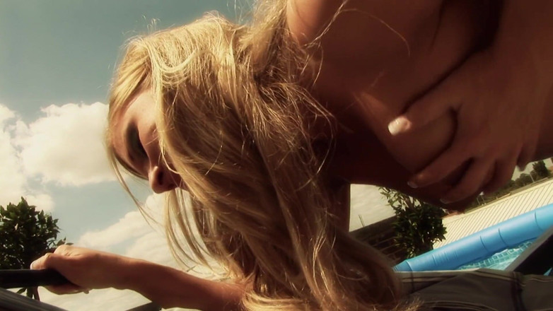 Girl on Girl: Młode hotties napalą się podczas opalenizn i pieprzą się nawzajem