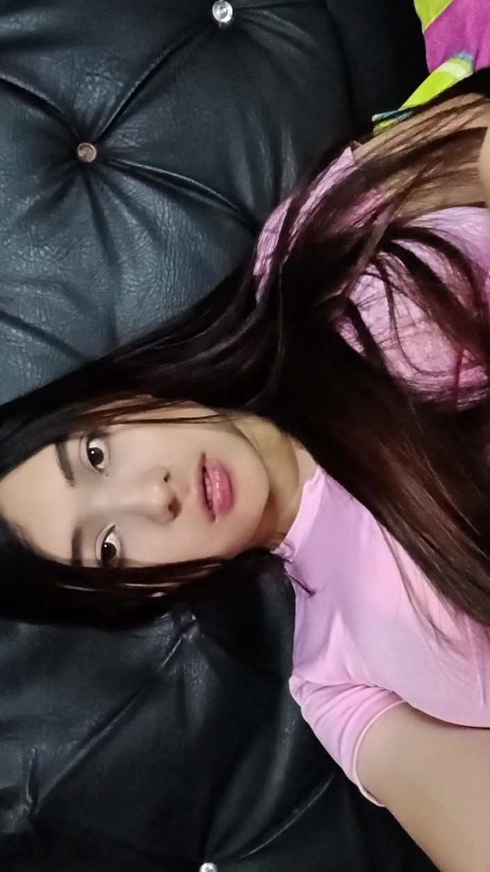 Yuli and tony: Una ragazza di 18 anni si masturba le sue tette ricche...