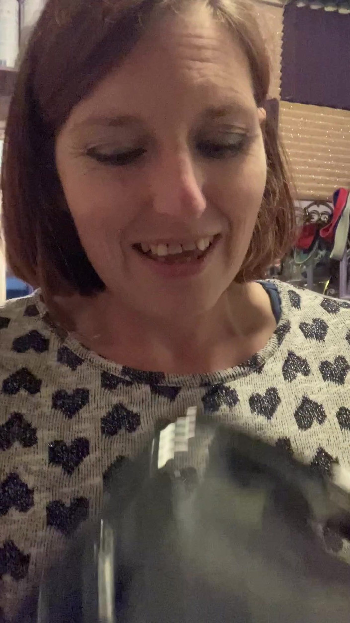 MistressWriggler: Ibu menggunakan kateter untuk kencing terus ke telefonnya