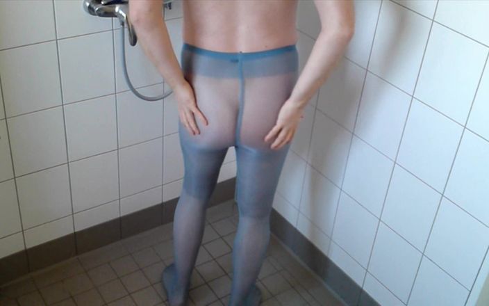 Carmen_Nylonjunge: Pissing in blue tights