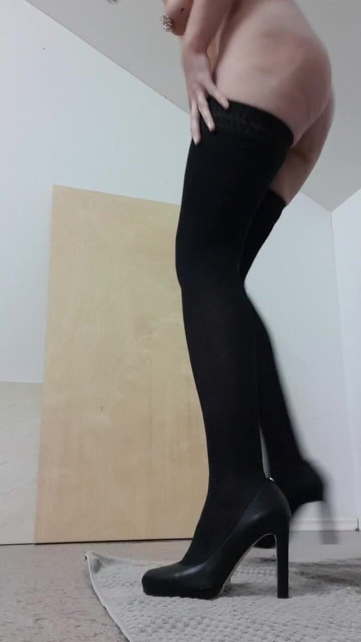 JulieEroticDress: 穿着尼龙袜潮吹