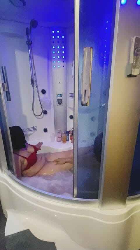 Six my and wife: Arabská zábava v koupelně