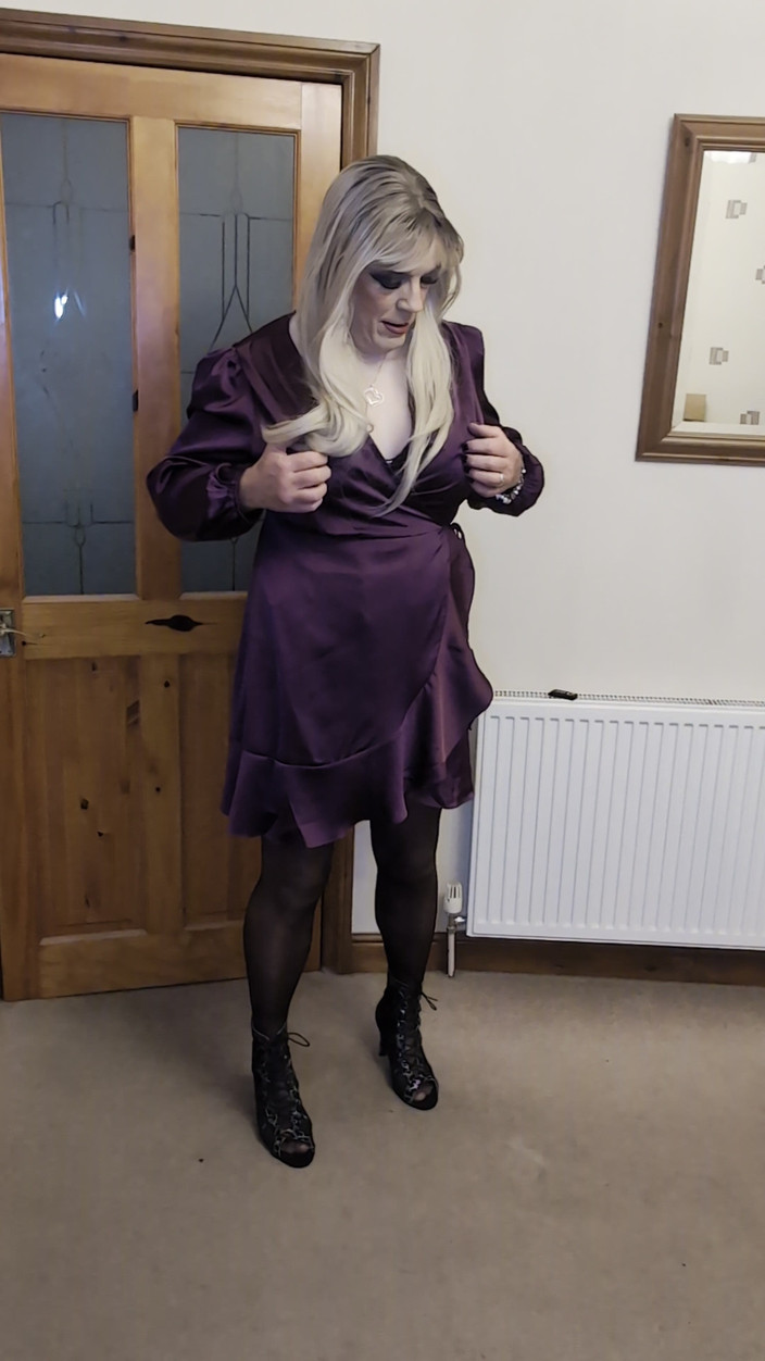 Sarahsatinslut: Satin màu tím, vú &amp; xuất tinh