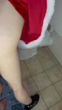 Toiletneukpartij 18-jarige geile stiefdochter zuigt stiefvader lul diep ze houdt van kont naar mond
