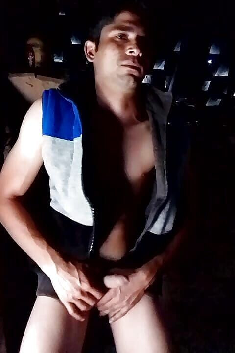 Gangbang straight: Красива дірка грає ввечері вдома одна в сучасному індійському борці