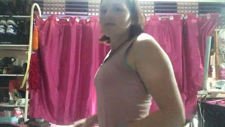 MistressWriggler: Fazendo topless enquanto dança e salta meus peitos para o...