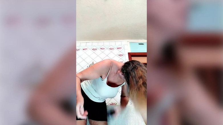 Lukerya: Gospodina sexy Lukerya își schimbă hainele în bucătărie