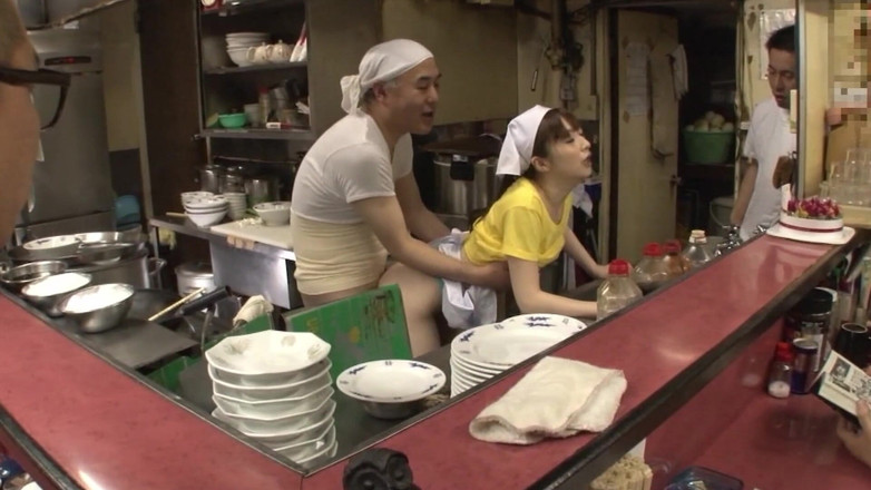 JAPAN IN LOVE: 热辣的拉面场景-2_threesome与毛茸茸的日本女孩在街头拉面店