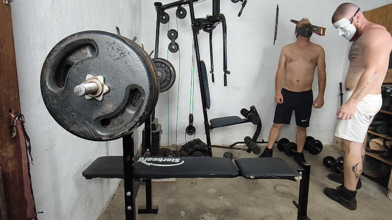 carmonaoficial: Cadılar Bayramı'nın ortasında spor salonuna düştü ve çıplak