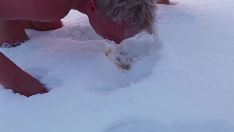 Bastet: Femdom. Dua wanita semok kencing sambil bugil di salju, lalu...