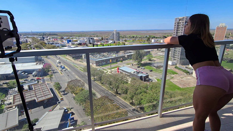 Young big apple: मेरे पति और मैंने एक किराए के अपार्टमेंट में मज़े किए: सड़क के दृश्यों और बेडरूम में सेक्स के साथ बालकनी पर ओरल सेक्स।