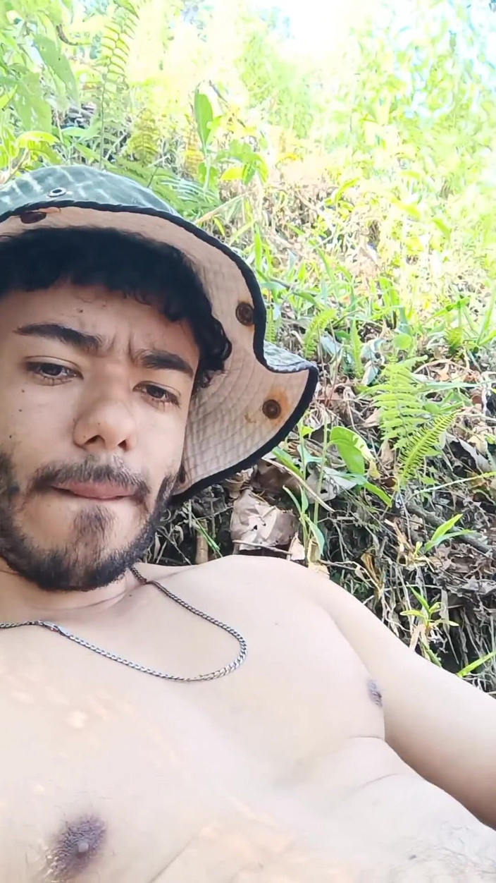 Tommhot: Il ragazzo va nella foresta e si masturba su una...