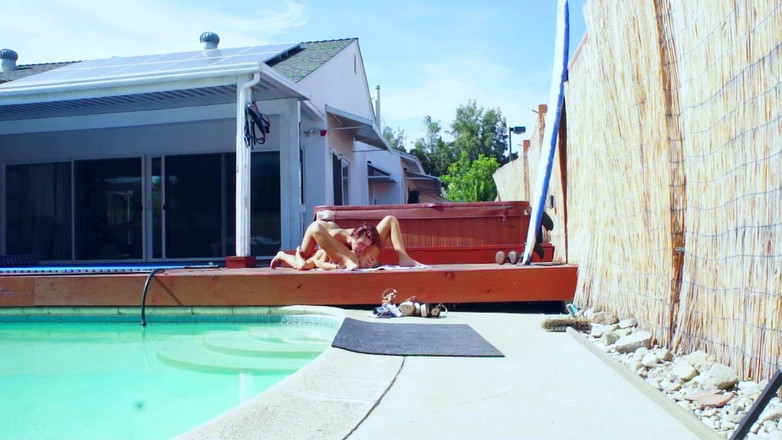 Hand Lotion Studios: 큰 몸을 가진 두 명의 레즈 십대가 수영장에서 보지를 핑거링하는 재미를 했습니다.