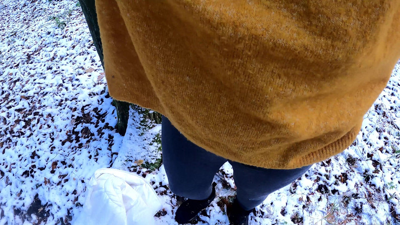 Bouncy Tits Action: Cewek sange ini lagi asik ngentot toketnya di winter wonderland