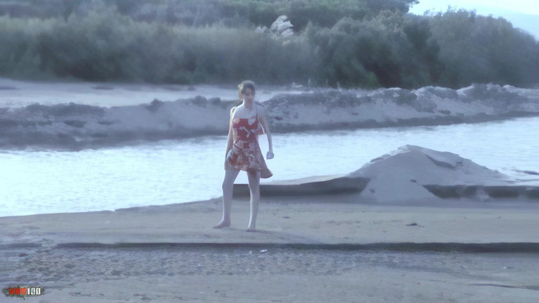 MMM100: Tigra: Rewelacyjny striptiz ładnej blondynki Tigra Rozbiera się nad morzem i...