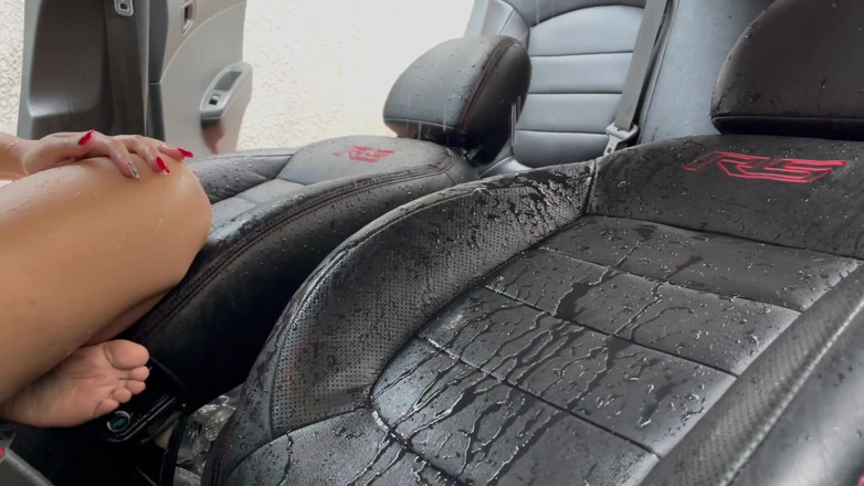 Sara Blonde: Cewek semok ini lagi asik kencing dan masturbasi