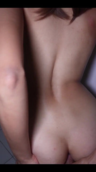 अप्रत्याशित रूप से, वह मेरे लंड को अपनी गांड में डालती है