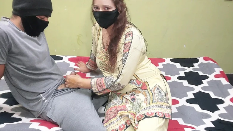 Pakistani CoupleX: La esposa de un amigo me llamó a casa y...