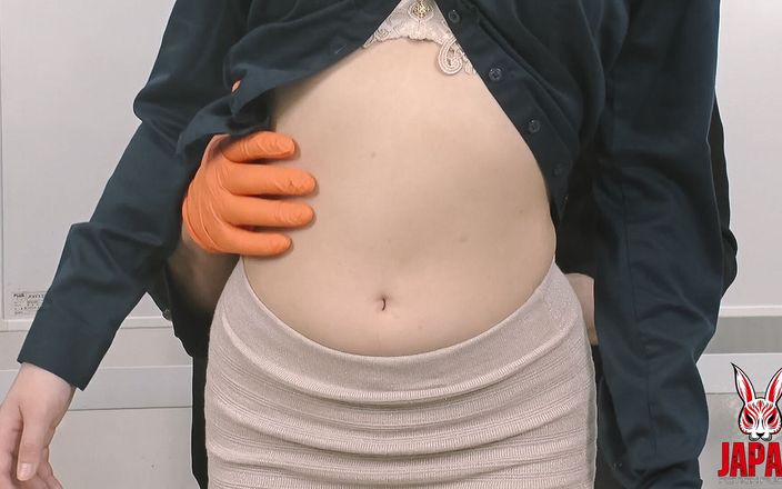 Japan Fetish Fusion: ¡Aya Shiomi revela un ombligo que no se ha limpiado...