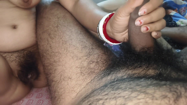 Playboy rahul: Indische sexy vrouw die zwarte beha draagt en klaarkomt in...