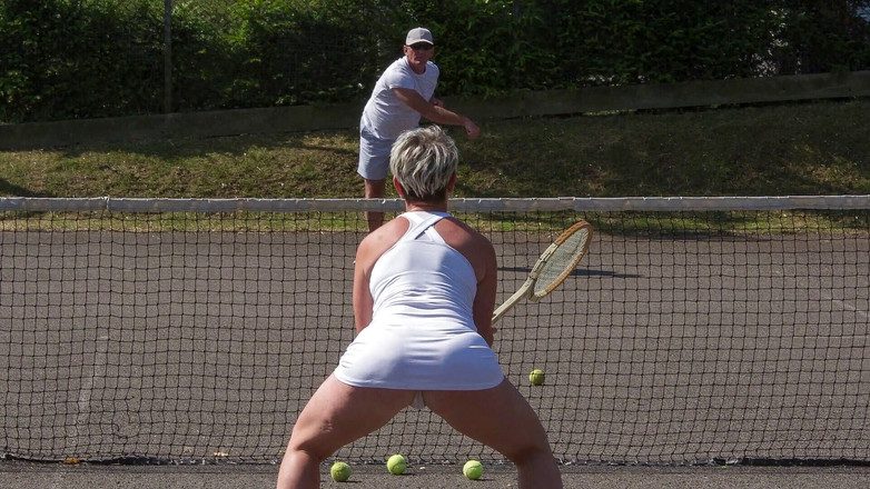 The adventures of Kylie Britain: 请新球