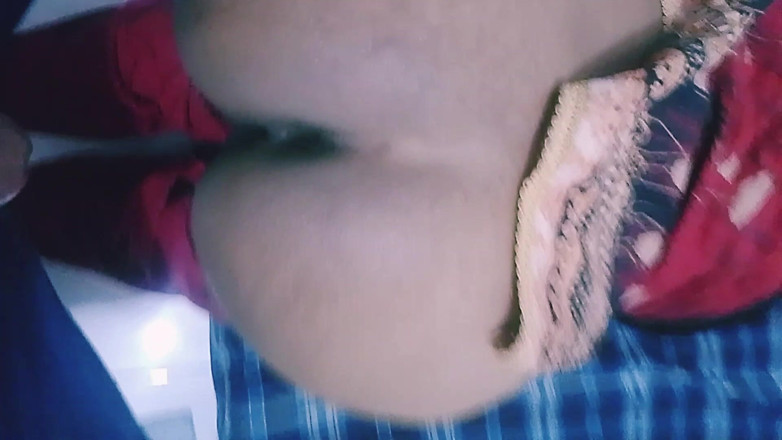 Aizzee: MILF montel lapar zakar dikongkek keras dengan lelaki muda