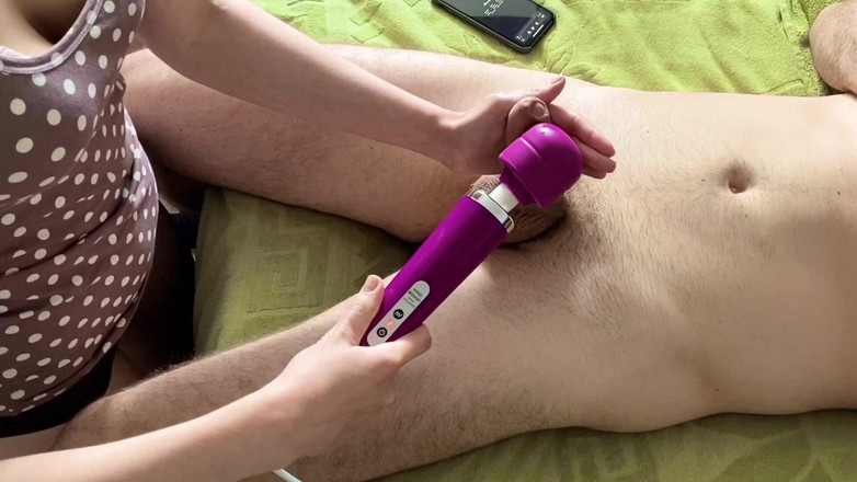 Julia-Softdome: Si cewek hot lagi asik ngentot kontol hitachi sampai orgasme...