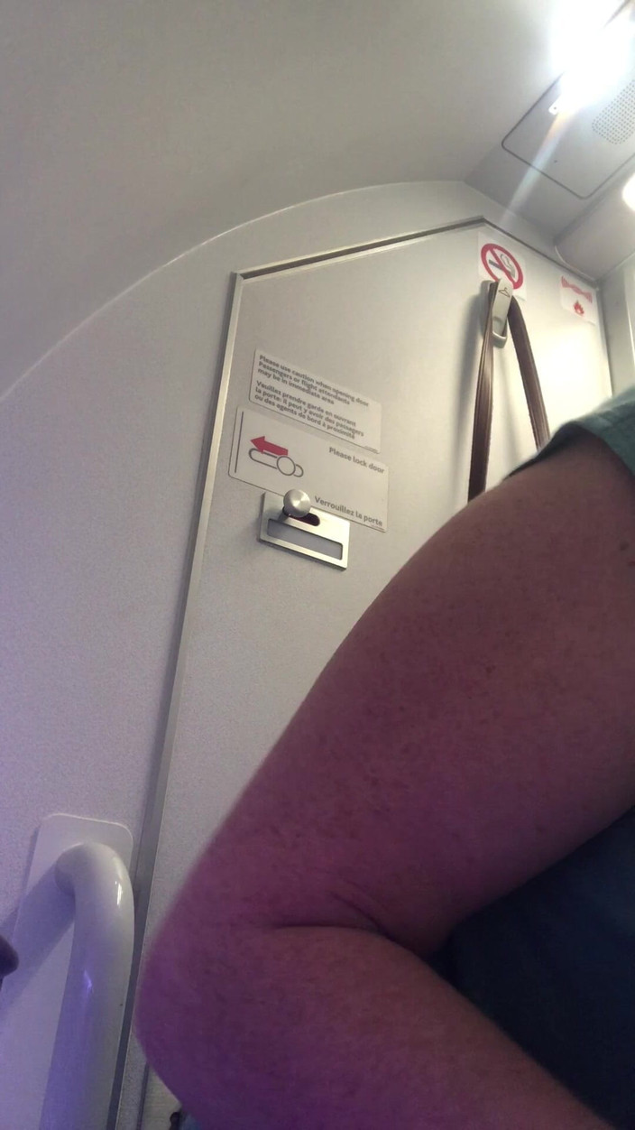 MistressWriggler: Pișare uriașă în avion după ce l-a ținut timp de patru ore!