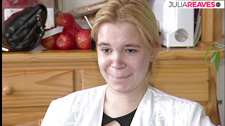 Retro German Casting Tour: Plachá blondýnka se dívá dolů při chatování s milencem