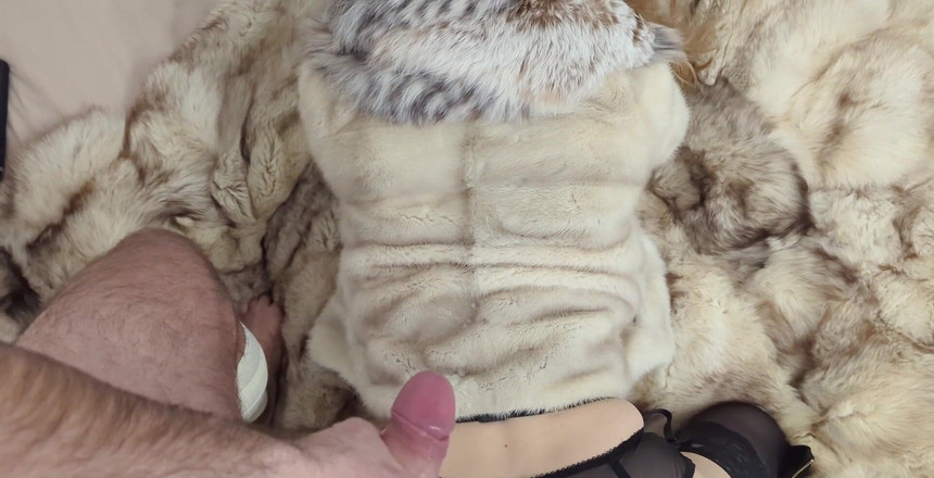 Ruda Cat: 你想要用热辣的精液覆盖你的毛皮大衣吗？